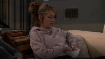 Ksubi de Ramener la Vie des Cultures Hoodie, portés par Shannon (Odessa Adlon) en Fam (S01E07)