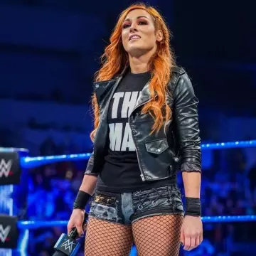 Les Femmes l'Homme de Base du T-Shirt porté par Becky Lynch sur l'Instagram account @amandaeliza49