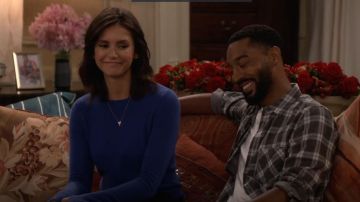 Mélanger Valence Pull en Cachemire porté par Clem (Nina Dobrev) en Fam (S01E07)