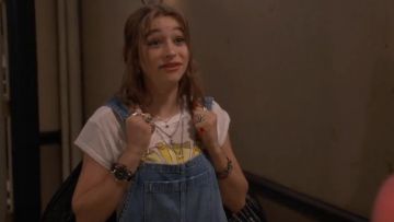 Michelle en Comune Pour un Bon Moment de t-shirt porté par Shannon (Odessa Adlon) en Fam (S01E07)