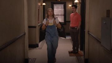 Grlfrnd Alek Combinaisons portées par Shannon (Odessa Adlon) en Fam (S01E07)