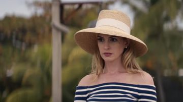 La marinière bleu marine col bardot de Karen Zariakas (Anne Hathaway) dans Serenity