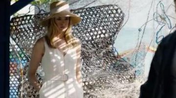 La robe blanche sans manche de Karen Zariakas (Anne Hathaway) dans Serenity