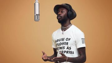 Camiseta blanca "Abuse of flower" de GoldLink en el video Interlude de Justine en A colors Show