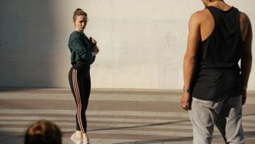 Chloe (Alexia Giordano) taille haute leggings comme on le voit dans Let's Dance
