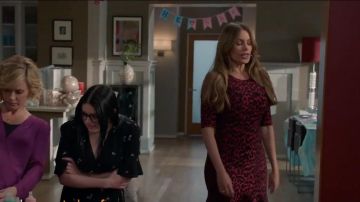 Milly Texture Léopard Robe de Sirène porté par Gloria Delgado-Pritchett (Sofia Vergara) dans la Famille Moderne (S10E15)