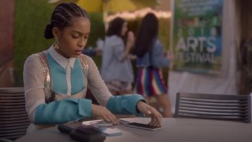 Madewell Flatform Statement Pendientes usados por Zoey Johnson (Yara Shahidi) en grown-ish (S02E09)