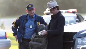 Trench porté par Raylan Givens (Timothy Olyphant) comme on le voit dans Justifiée S06E13