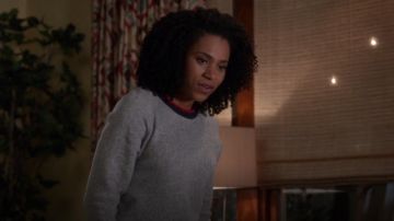 Joie Richardine B Sweat-shirt porté par le Dr Maggie Pierce (Kelly McCreary) dans grey's Anatomy (S14E20)