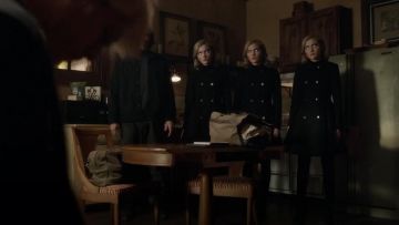 Ted Baker Scallop Trim Wool Blend Coat usado por Esme Frost (Skyler Samuels) en The Gifted (S02E16)