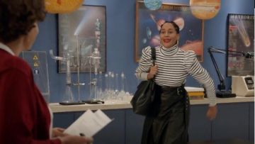 A. l.c. Baker Pull porté par arc-en-ciel Johnson (Tracee Ellis Ross) black-ish (S05E13)