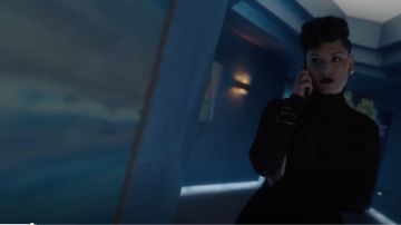 Theory Lory Sheer Turtleneck usado por Reeva Payge (Grace Byers) en The Gifted (S02E16)