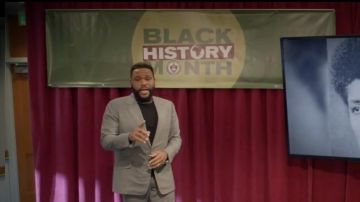 Fendi FF Col-Polaire Pull porté par Andre "Dre' Johnson (Anthony Anderson) black-ish (S05E14)