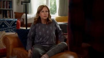 Monrow Vintage Skull-Print Raglan Pullover Sweater worn by Lena (Jenna Fischer) in Splitting Up Together (S02E14)