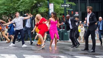 La robe rouge de Natalie (Rebel Wilson) dans Isn't it romantic