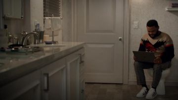 Off-Blanc Bande Diagonale Cuir Baskets portées par Andre "Dre' Johnson (Anthony Anderson) black-ish (S05E14)