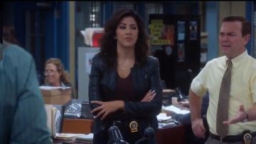 Chaqueta de piel sintética BlankNYC usada por Rosa Díaz (Stephanie Beatriz) en Brooklyn Nine-Nine (S06E07)