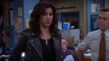 All Saints Gidley Leather Biker Jacket usado por Rosa Díaz (Stephanie Beatriz) en Brooklyn Nine-Nine (S06E07)