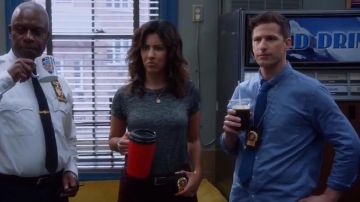 Rag & Bone de L'Épuisement Tee porté par Rosa Diaz (Stephanie Beatriz) dans Brooklyn Nine-Nine (S06E07)