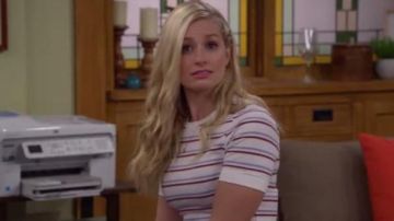 Cadre des années 70 Tee Rayé porté par Gemma (Beth Behrs) dans Le Quartier (S01E15)