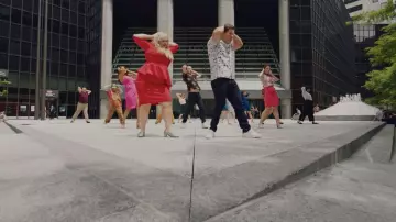 La robe peplum rouge de Natalie (Rebel Wilson) dans Isn't It Romantic