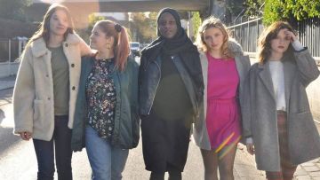 Grey coat worn by Manon (Marilyn Lima) in Skam France