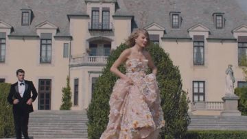 The dress worn by Taylor Swift in her music video Blank Space