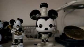 El Funko Pop! por Mickey Mouse Steamboat Willie de Modzii en su video ¡LA MAYOR COLECCIÓN DE FIGURAS POP! ¡DESDE FRANCIA!