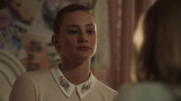 Le pull à col claudine de Betty Cooper (Lili Reinhart) dans Riverdale S01E02