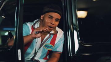 La camisa de bolos a rayas de Gucci usada por Zola en su video musical de Zolabeille