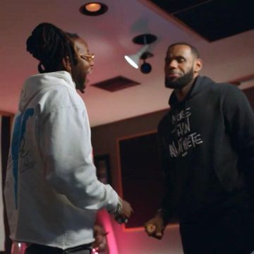 Sweatshirt Nike "More than a year athlete" worn by LeBron James on his account Instagram @KingJames