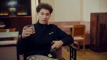 Le col roulé Arte Antwerp noir de JeanJass dans le clip L'Amérique de Caballero & JeanJass