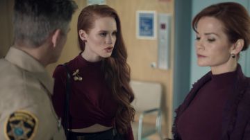 La broche cerise or de Cheryl Blossom (Madelaine Petsch) dans Riverdale S01E07