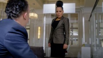 The blazer grey Smythe of Tegan Price (Amirah Vann) in Murder (S05E14)