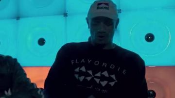 Le Sweatshirt Crewneck Noir "Play Or Die" de Mister V dans son clip de Saint Laurent Feat. Rowjay