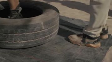 Sneakers Nike Air Huarache Adonis Johnson (Michael B. Jordan) during his training in the desert in Creed II