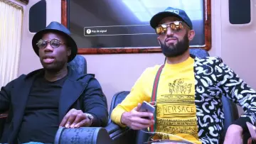 The sweater Versace de Niro in "Round-trip in Holland..." video from Booska-p