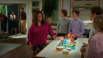 Ann Taylor V-Cou Cravate Manches Chemisier porté par Katie Otto (Katy Mixon Américain Ménagère (S03E02)