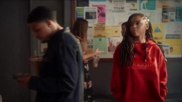 Ivy Park Oversize Velvet Logo Hoodie Dress usado por Jazz Forster (Chloe Bailey) en grown-ish (S02E10)