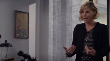 Chaqueta Iro Shavani usada por Claire Dunphy (Julie Bowen) en Modern Family (S10E16)