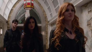 R13 Cafe Racer Veste en Cuir portés par Clary Fray (Katherine McNamara) dans les Shadowhunters (S01E03)