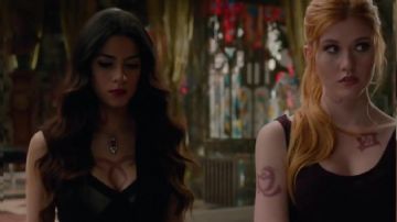 Top de Sujetador Rasa Comunitario usado por Isabelle Lightwood (Emeraude Toubia) en Cazadores de Sombras (S01E05) (S01E05)