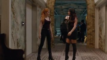 Rag & Bone/Jean High Rise Skinny Jeans portés par Clary Fray (Katherine McNamara) dans les Shadowhunters (S01E05)