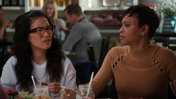 Alice + Olivia Jennifer Col-Raglan Fente Pull porté par Angela (Carly Hughes) dans American Housewife (S03E14)