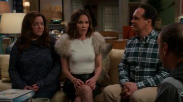Alice + Olivia Ciara Pull Véritable de Lapin Et de Renard Manches portés par Viv (Leslie Bibb) dans American Housewife (S03E14)
