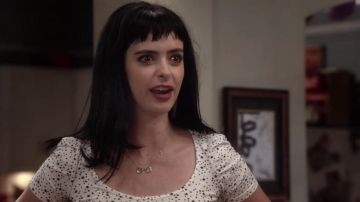 The padded handcuffs worn by Chloe (Krysten Ritter) Don't Trust the B---- in Apartment 23 S02E07