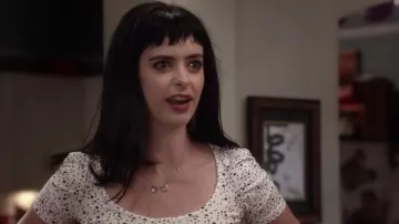 Le collier menottes porté par Chloe (Krysten Ritter) dans Don't Trust the B---- in Apart­ment 23 S02E07