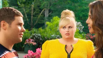 La veste jaune zippée portée par Natalie  (Rebel Wilson) dans Isn't it romantic