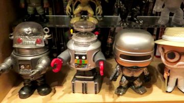 El Funko Pop! por B-9 Robot en Lost in Space de Modzii en su video ¡LA MAYOR COLECCIÓN DE FIGURITAS POP! ¡DESDE FRANCIA!