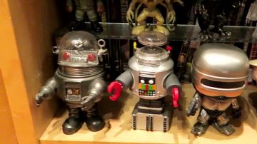 El Funko Pop! por Robby The Robot en El Planeta Prohibido de Modzii en su video ¡LA MAYOR COLECCIÓN DE FIGURITAS POP! ¡DESDE FRANCIA!